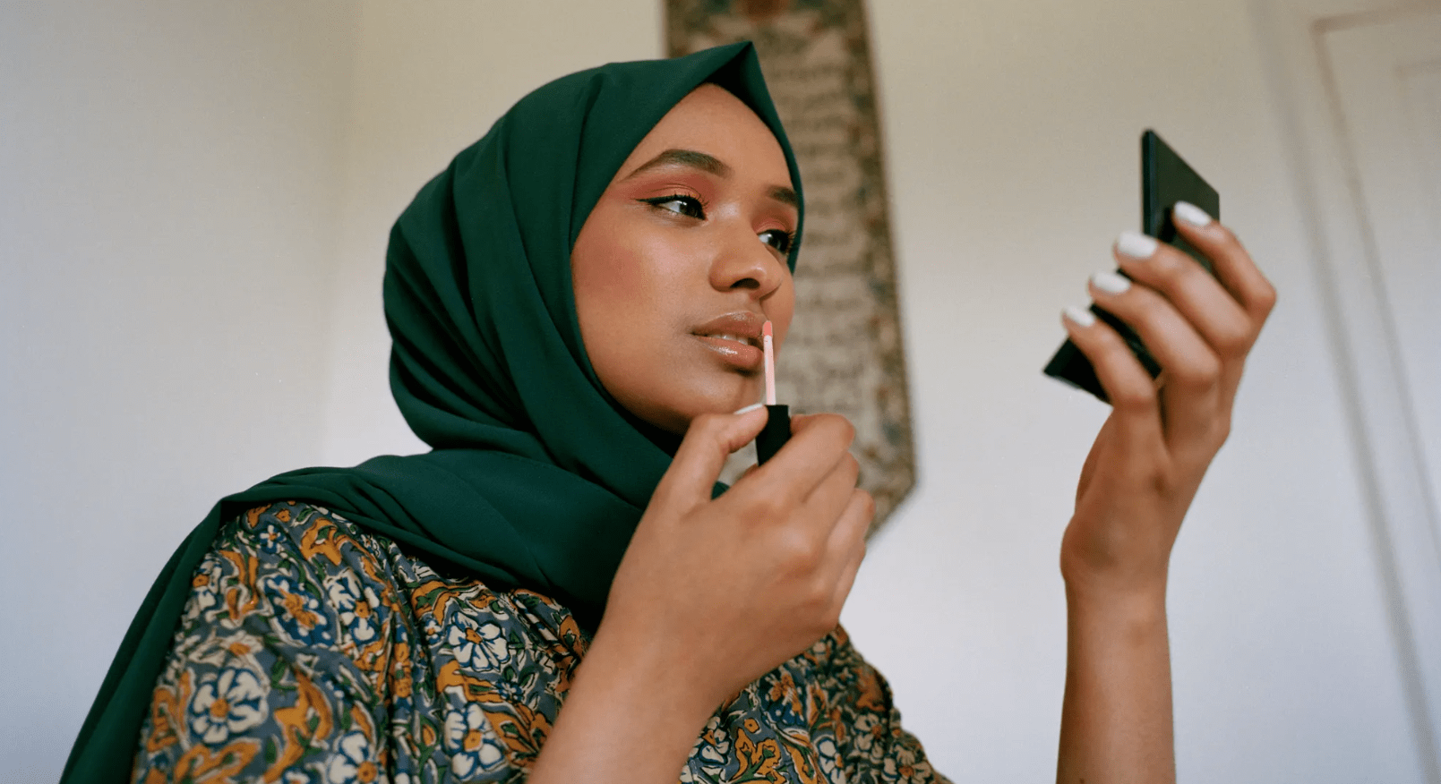 5 Tips Makeup Saat Ngantor di Bulan Ramadan, Pancarkan Wajah Segar